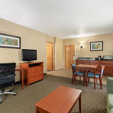 Best Western Plus Plattsburgh Buitenkant foto