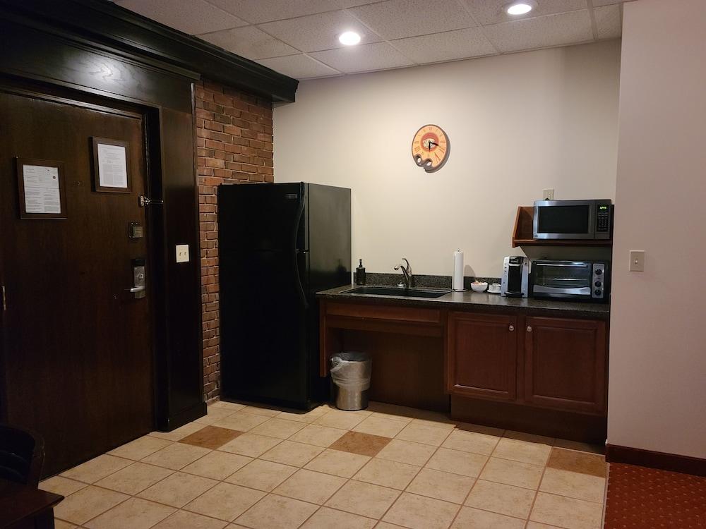 Best Western Plus Plattsburgh Buitenkant foto
