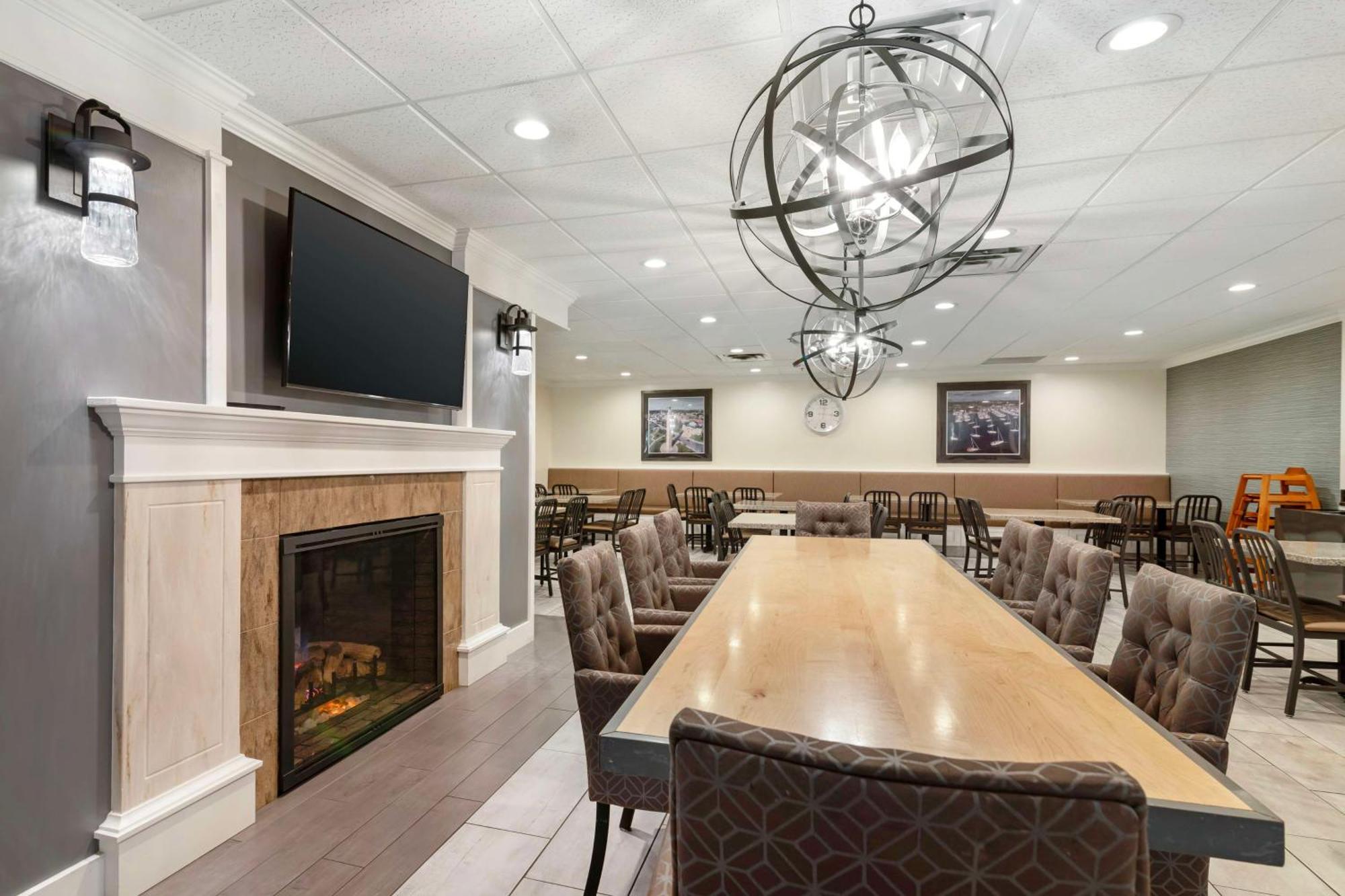 Best Western Plus Plattsburgh Buitenkant foto
