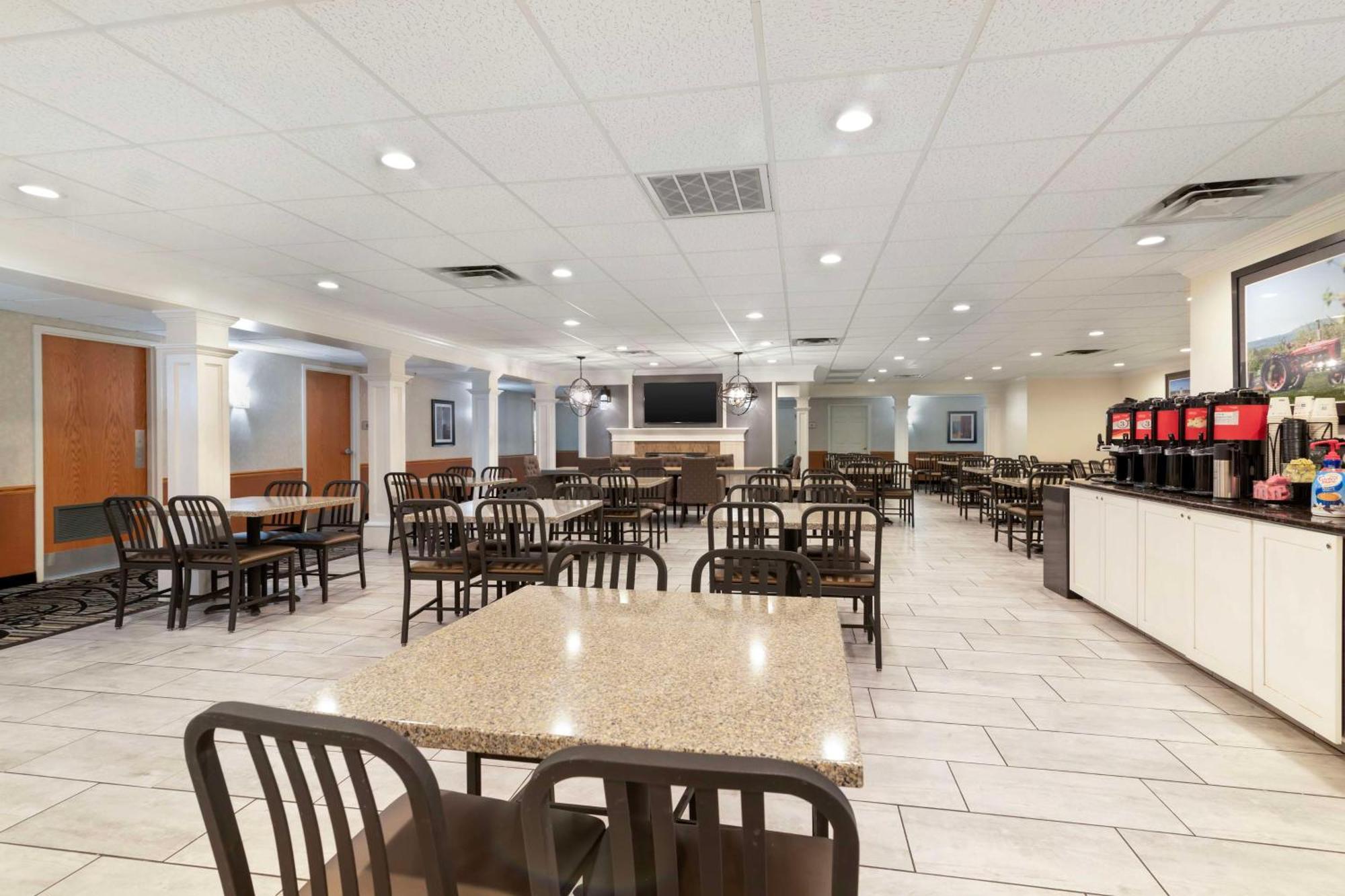 Best Western Plus Plattsburgh Buitenkant foto