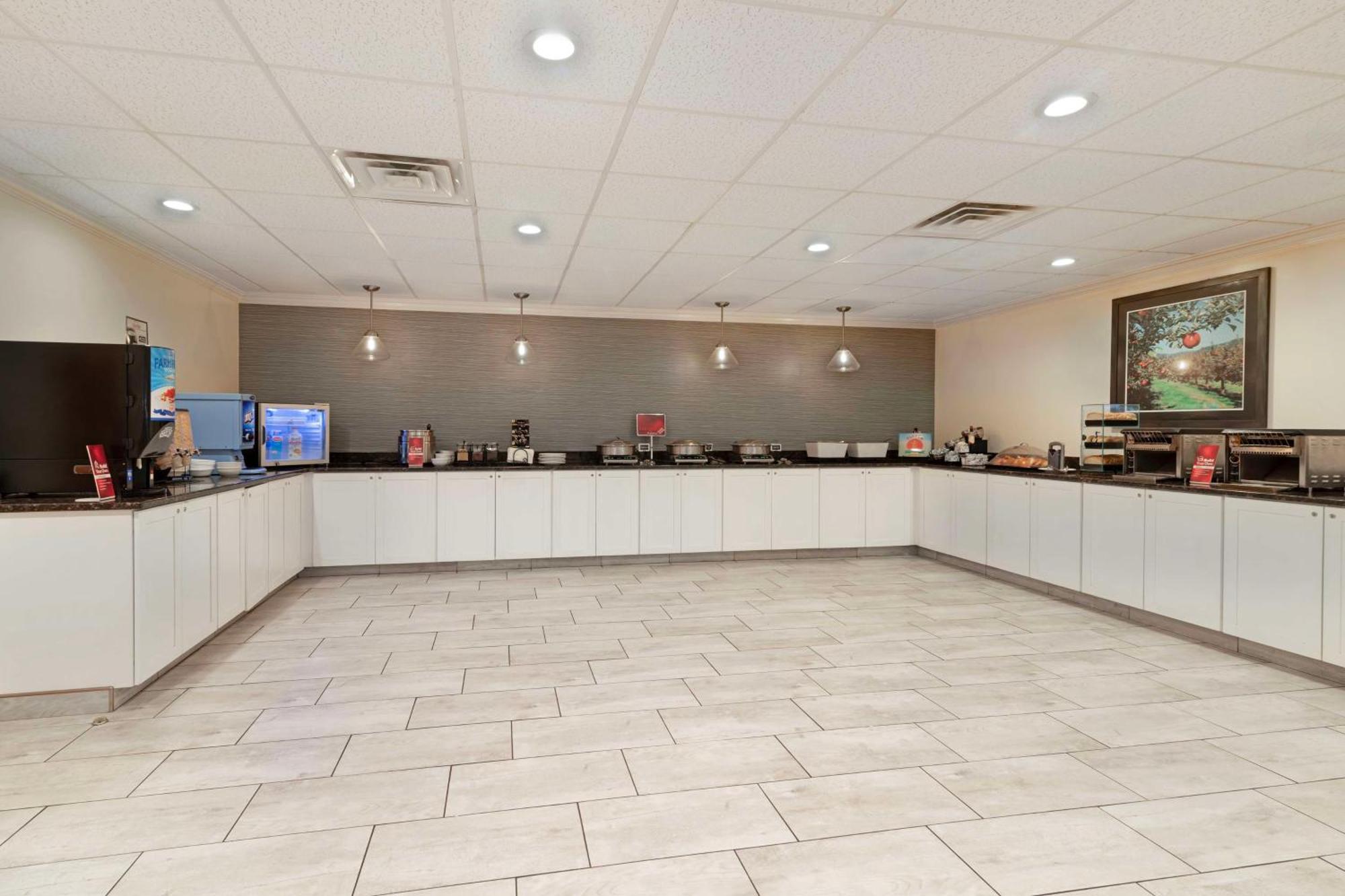 Best Western Plus Plattsburgh Buitenkant foto