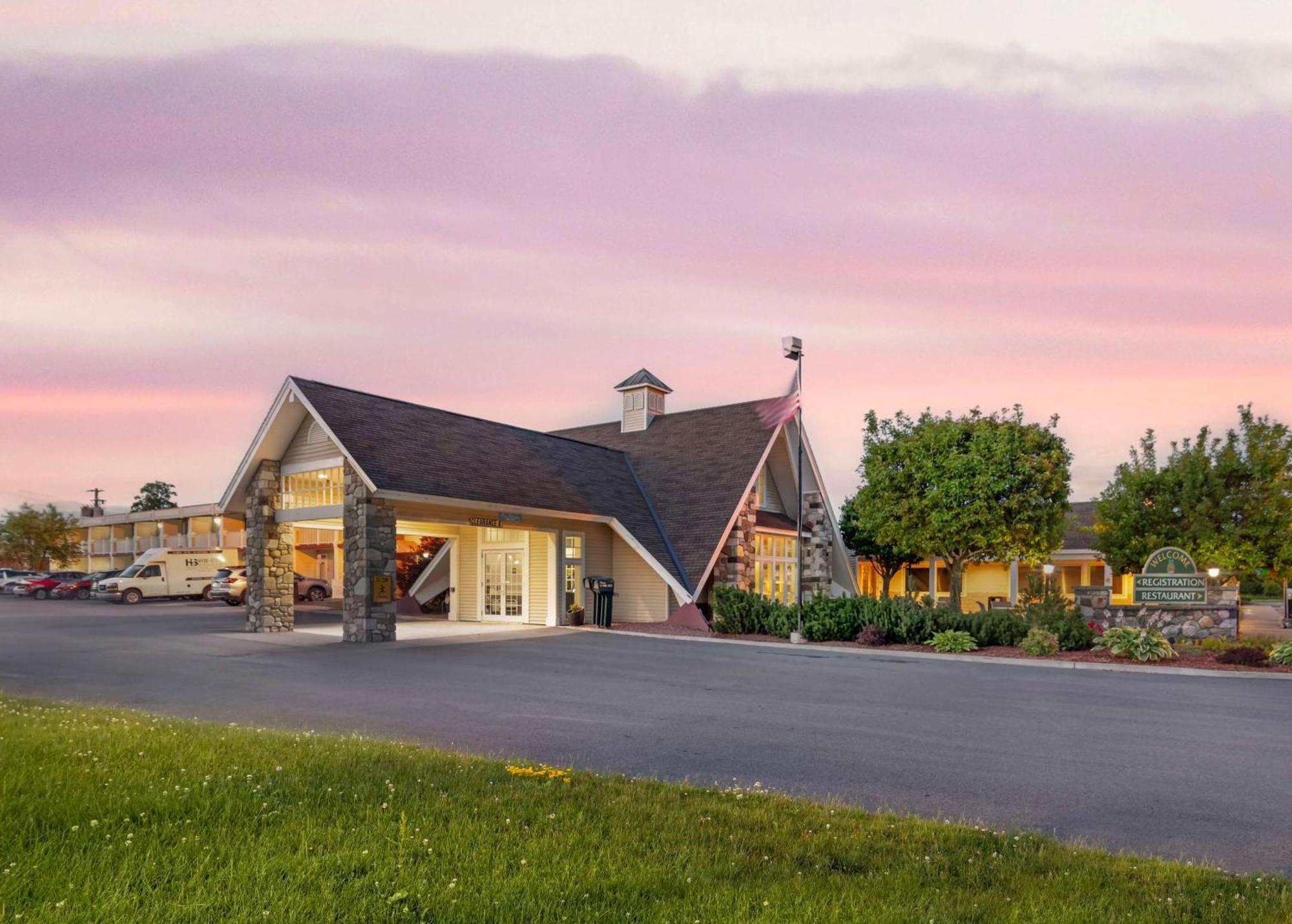 Best Western Plus Plattsburgh Buitenkant foto